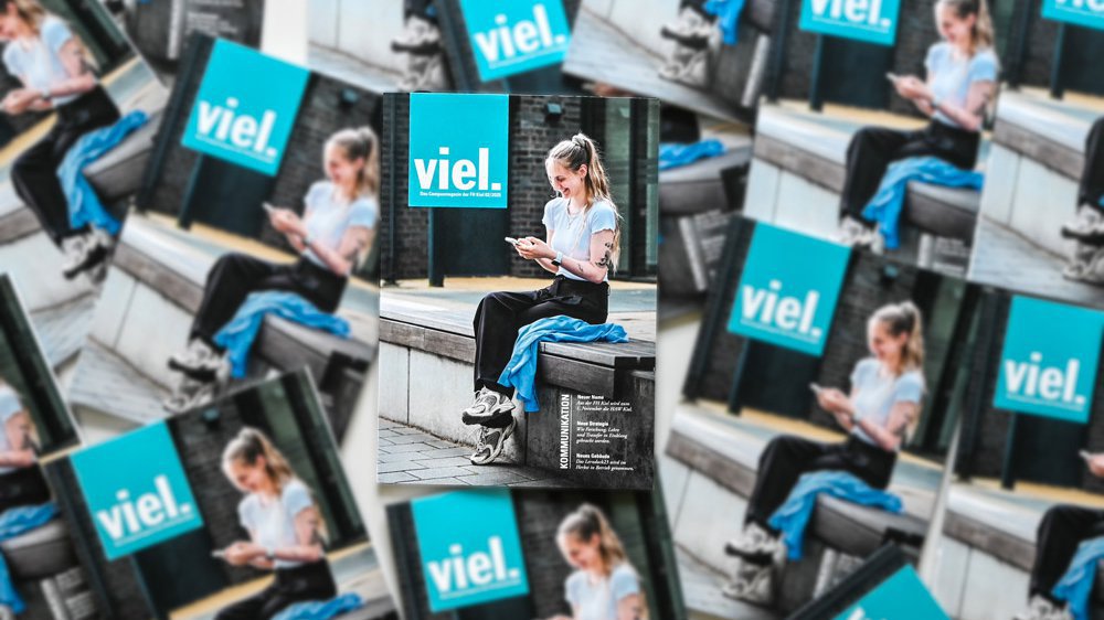 Ausgelegter Stapel der Ausgabe 2/2025 des Campusmagazins viel.